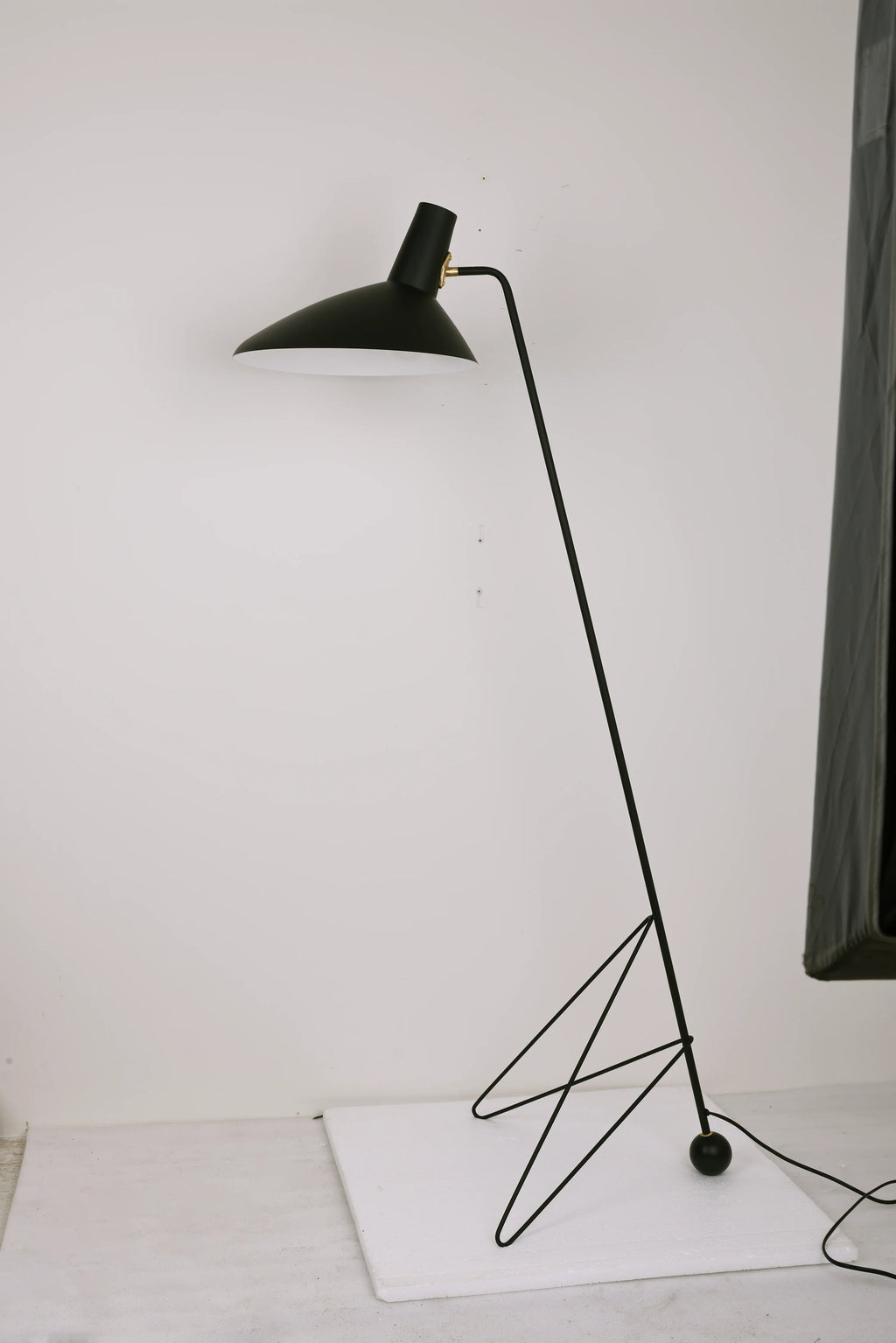 Tripod HM8 Floor Lamp