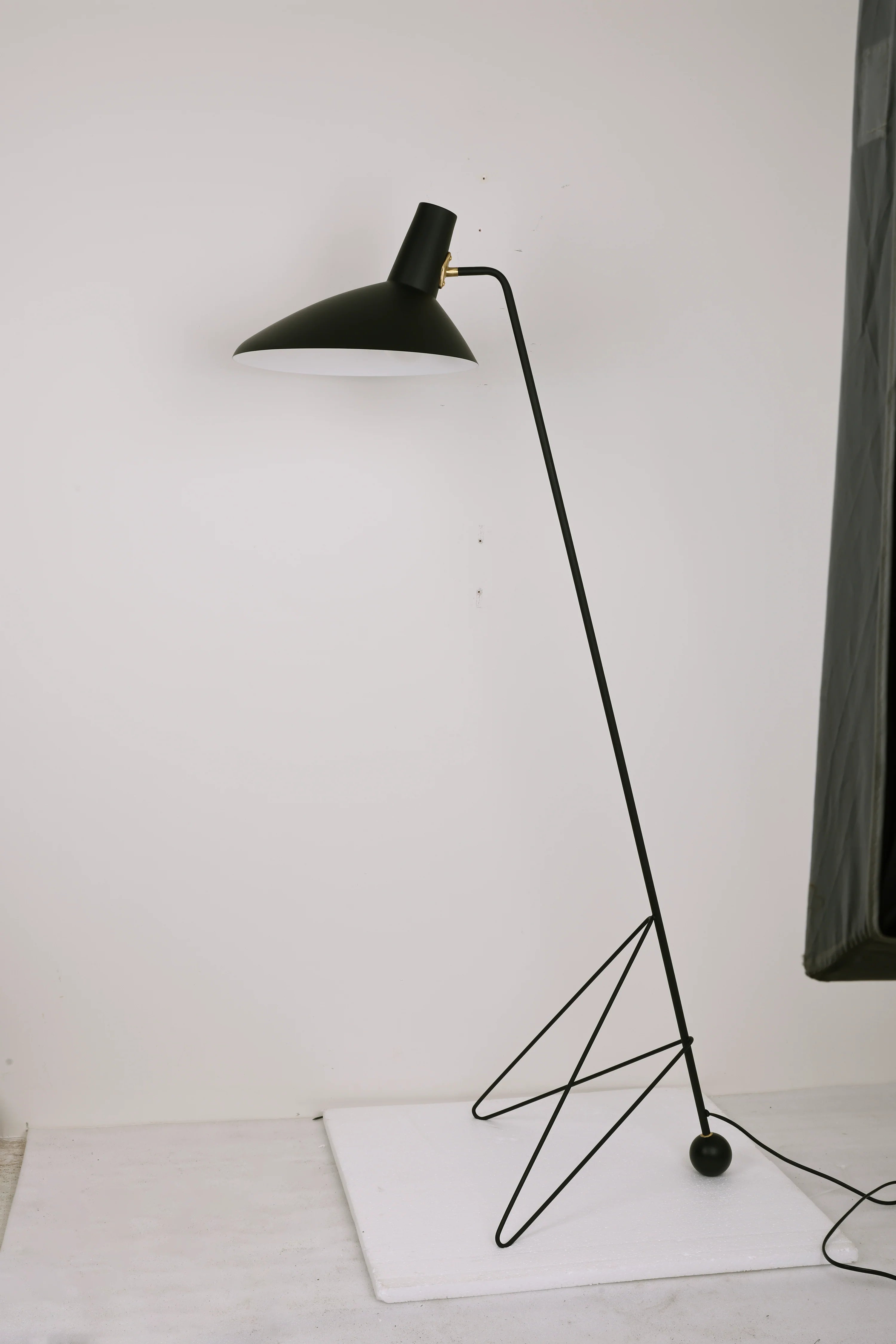 Tripod HM8 Floor Lamp