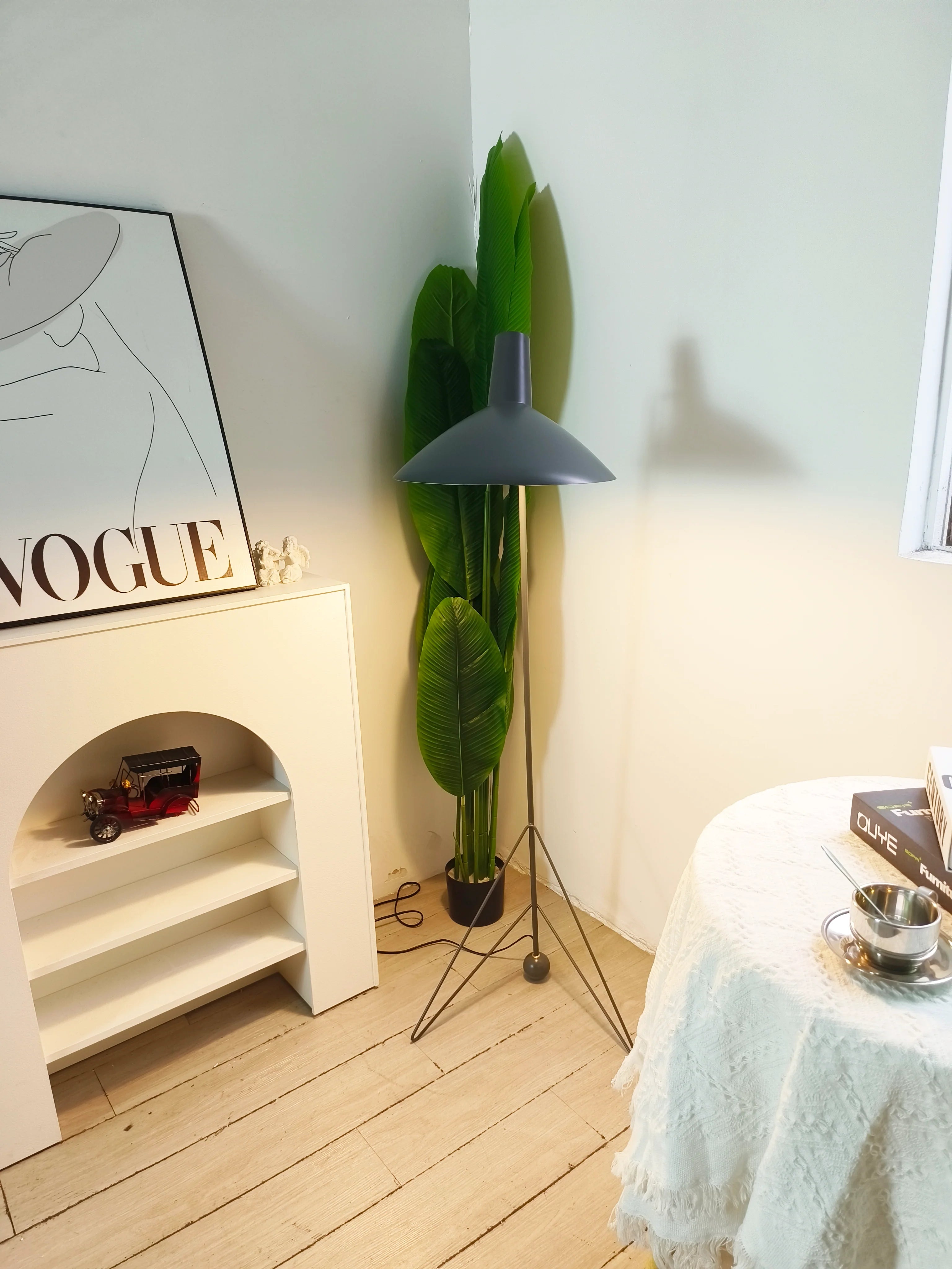 Tripod HM8 Floor Lamp