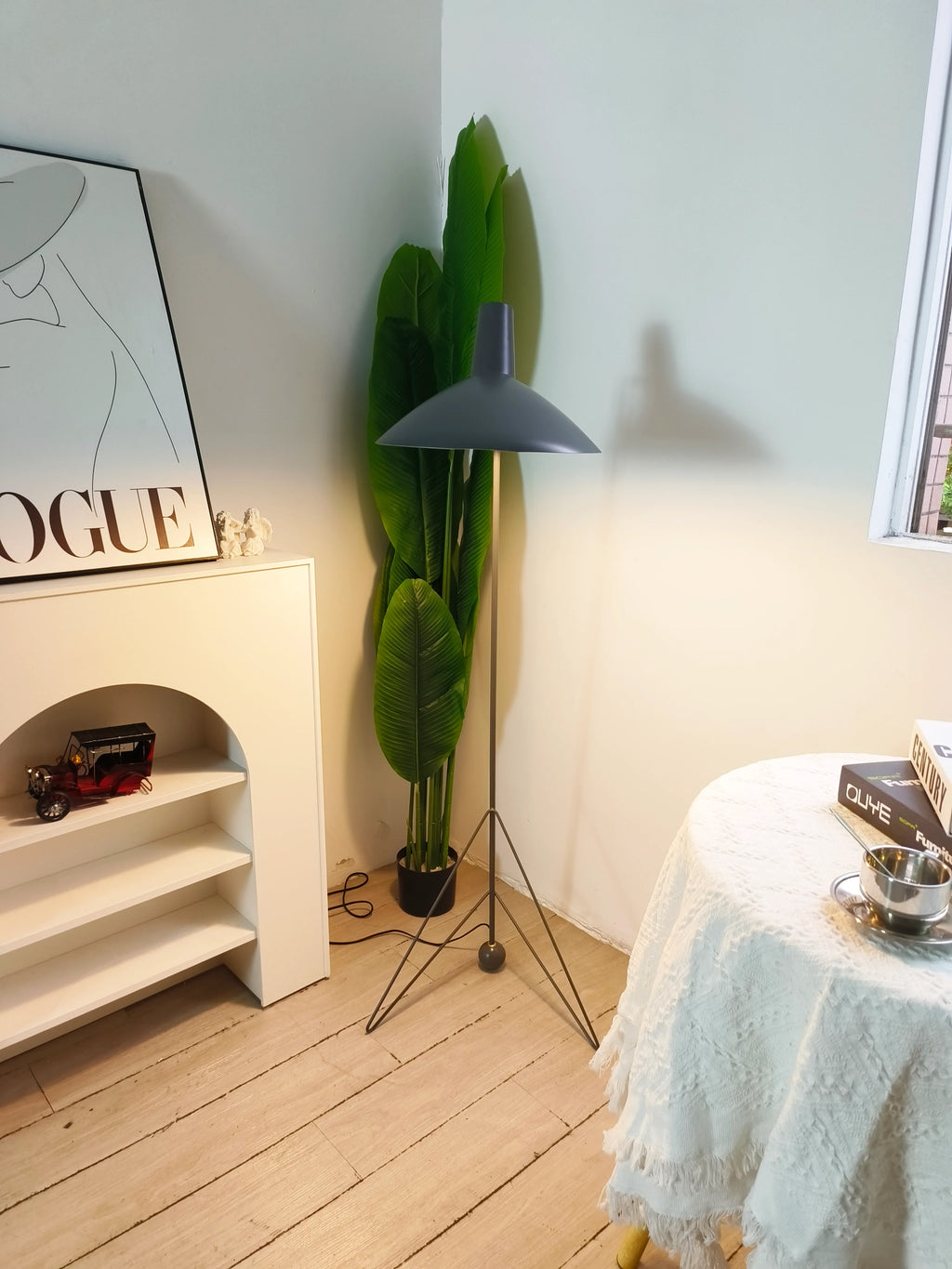 Tripod HM8 Floor Lamp