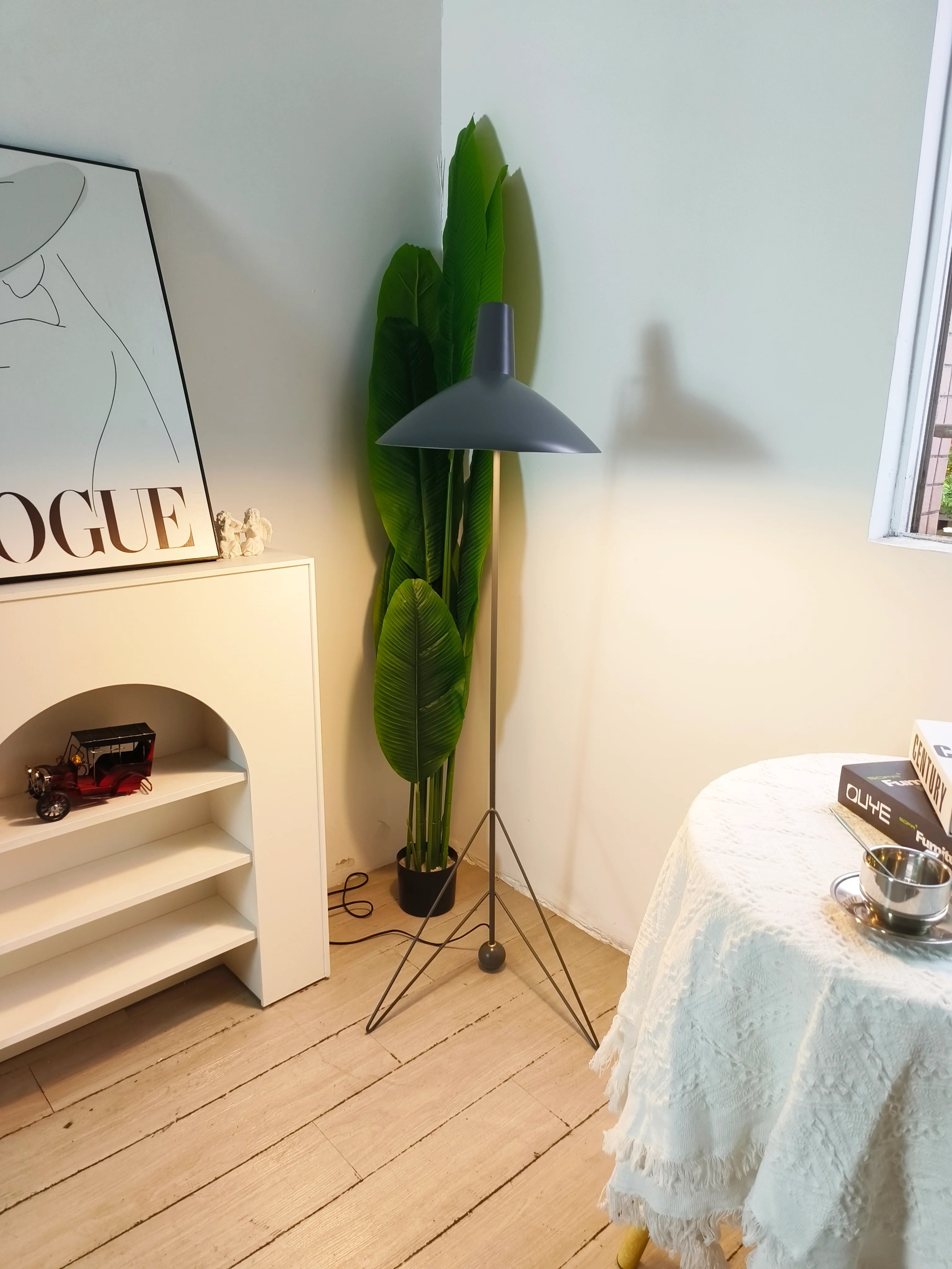 Tripod HM8 Floor Lamp