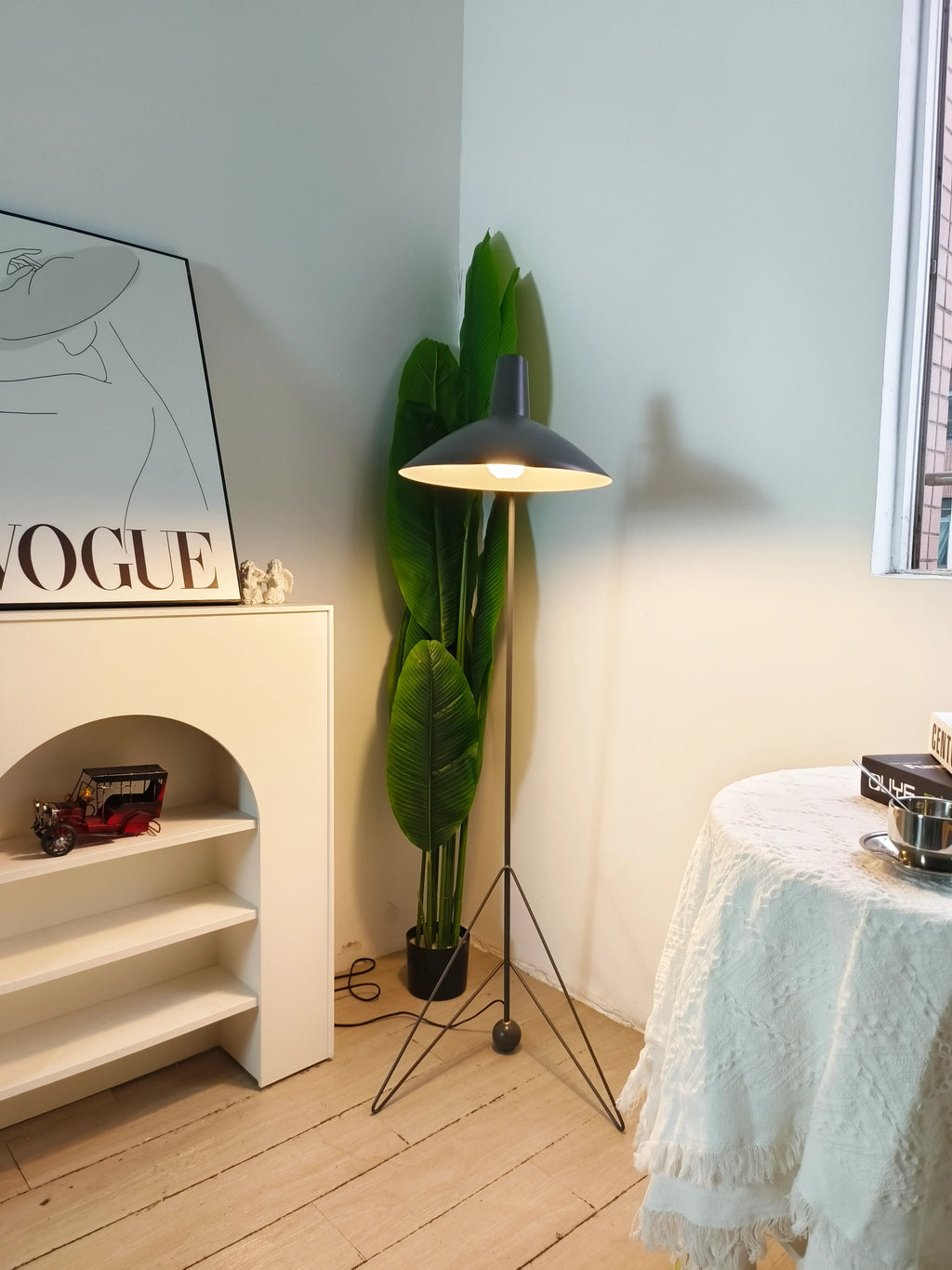 Tripod HM8 Floor Lamp