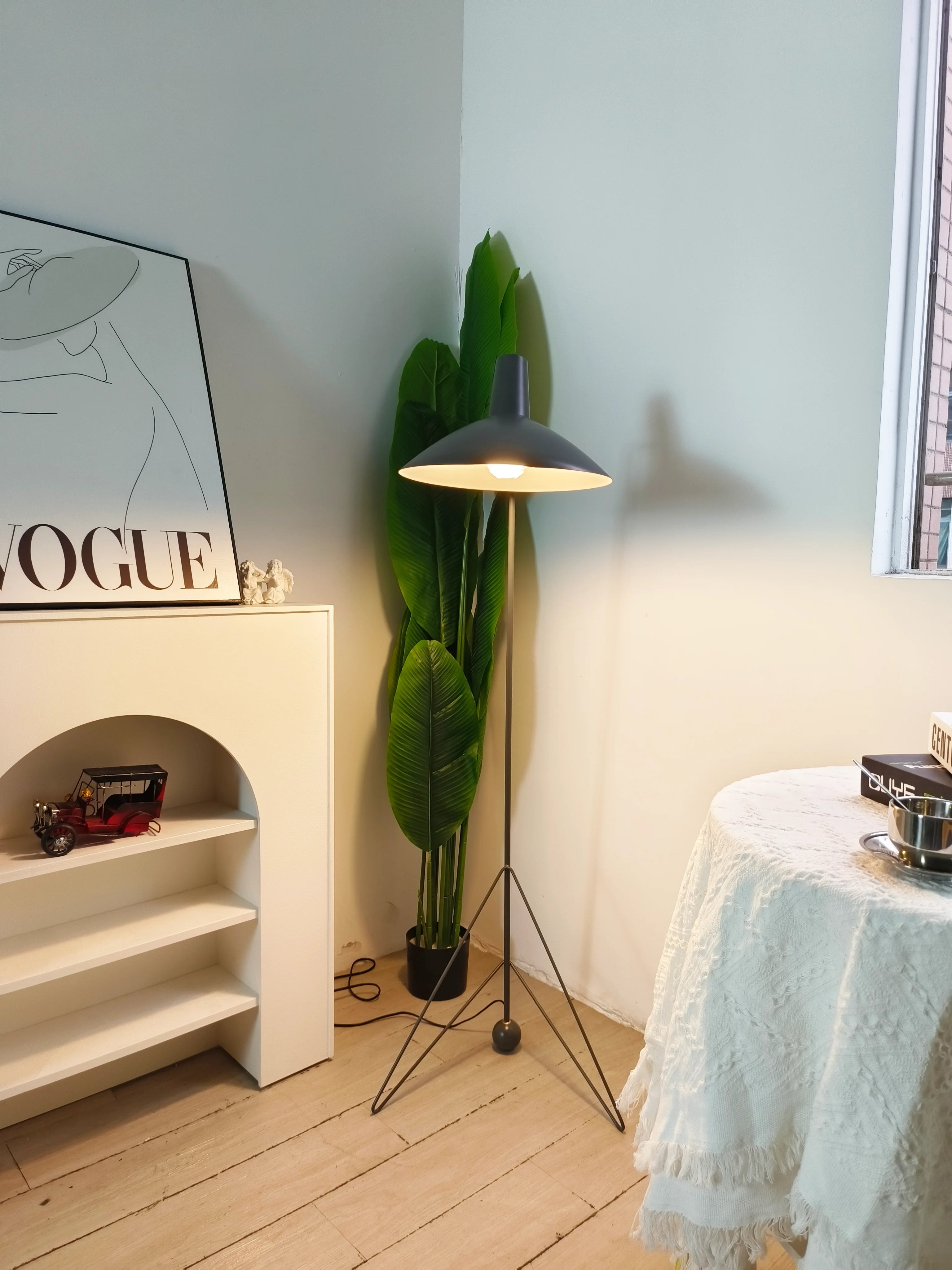 Tripod HM8 Floor Lamp