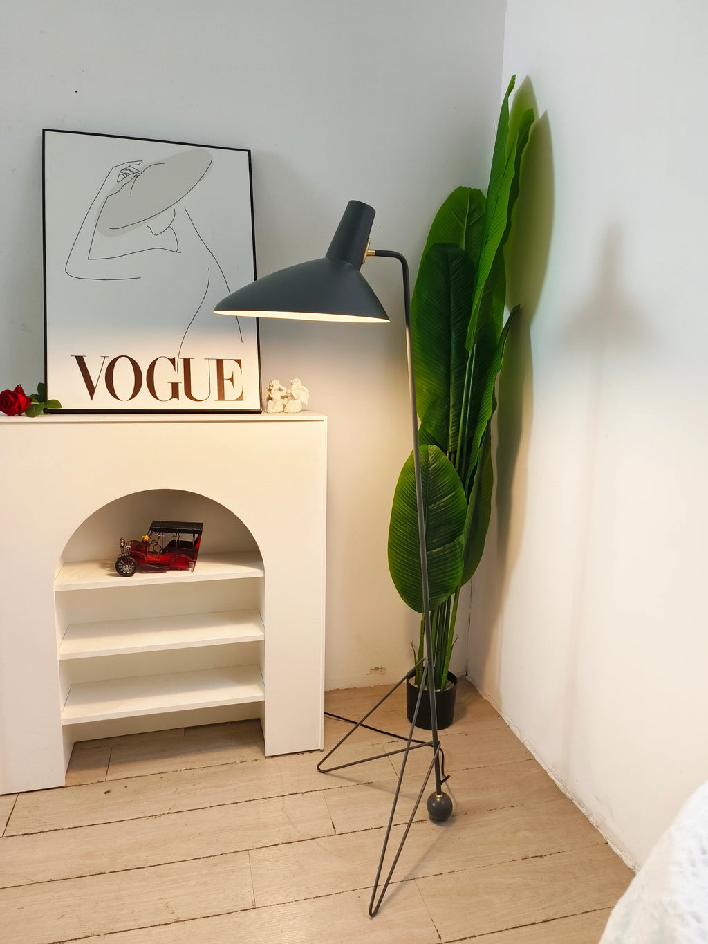 Tripod HM8 Floor Lamp