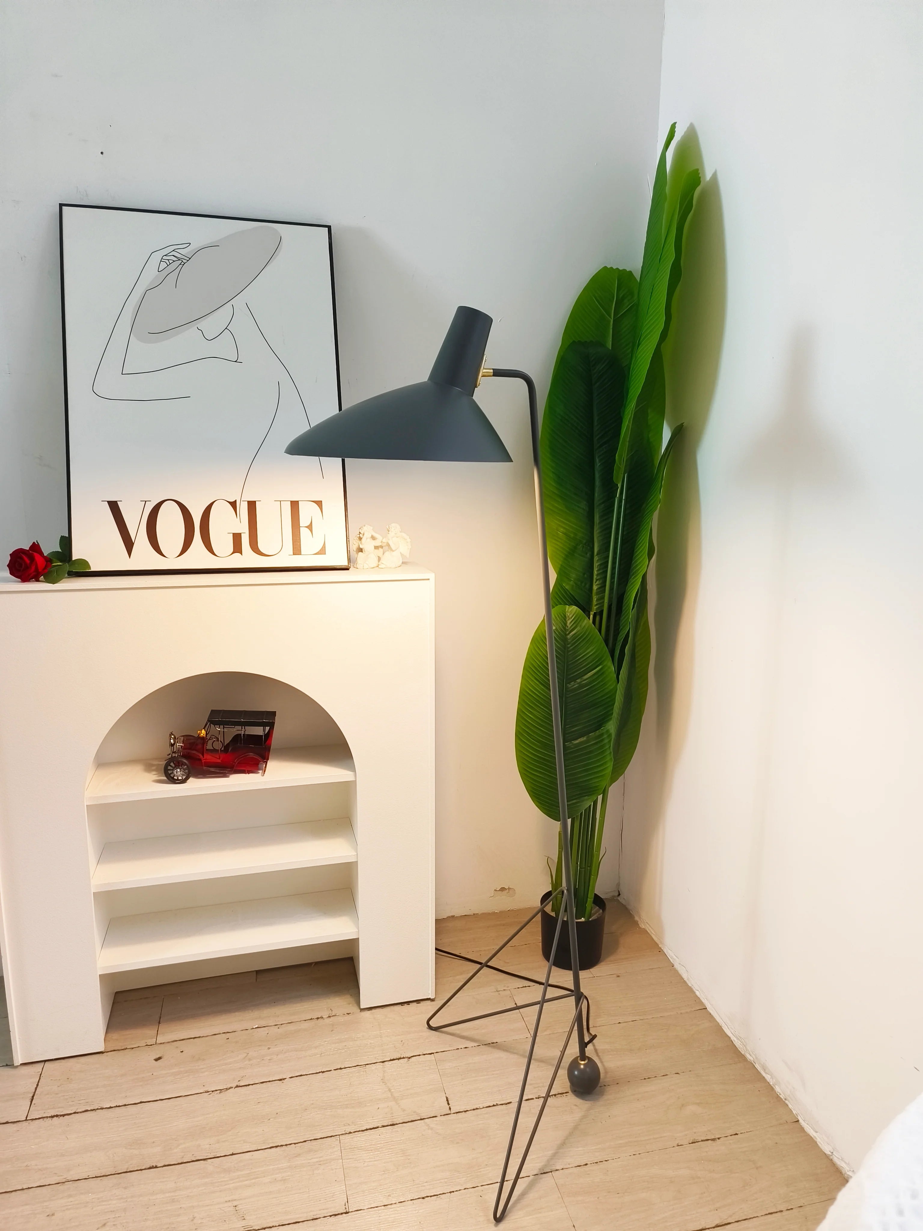Tripod HM8 Floor Lamp