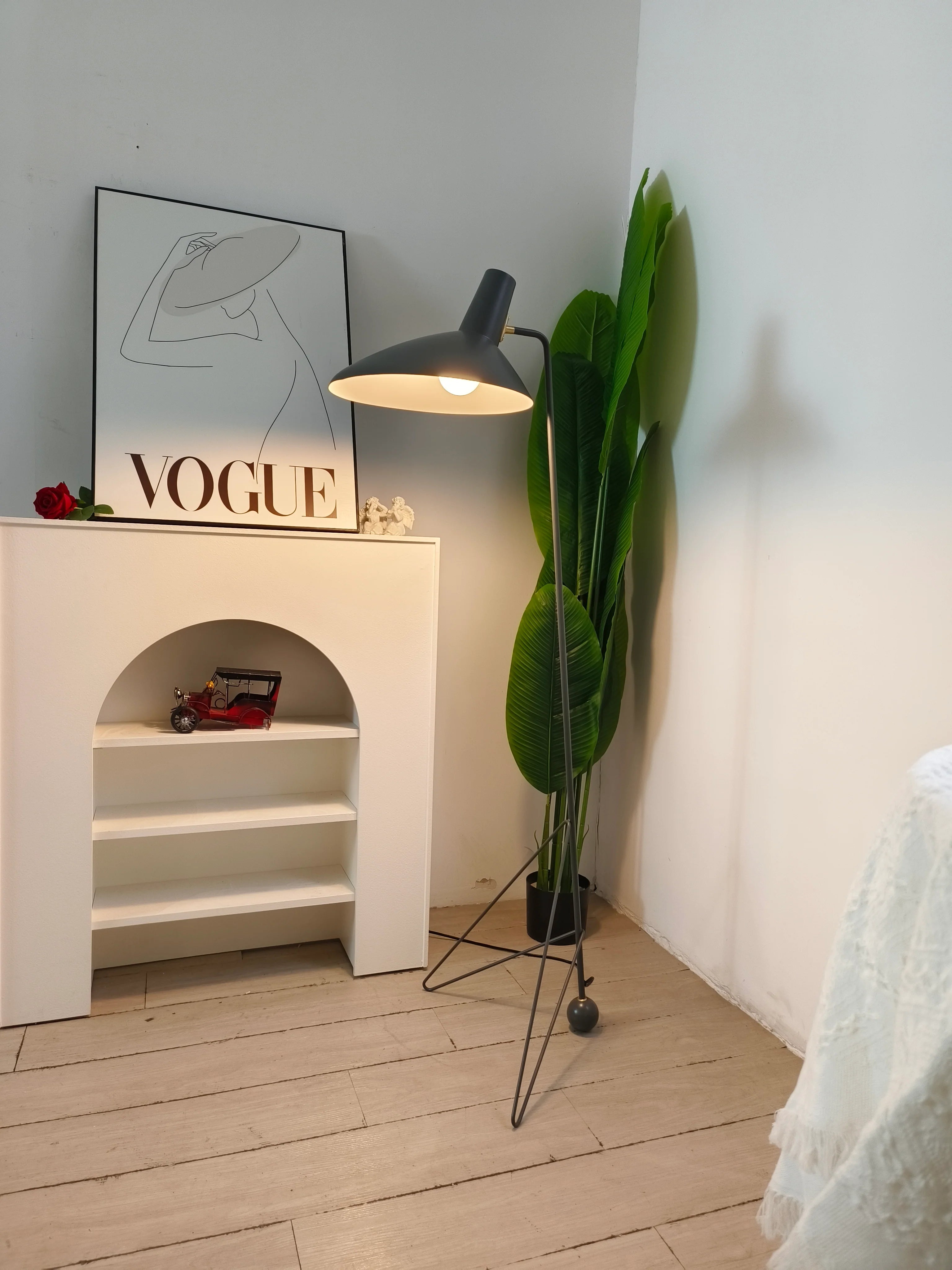 Tripod HM8 Floor Lamp