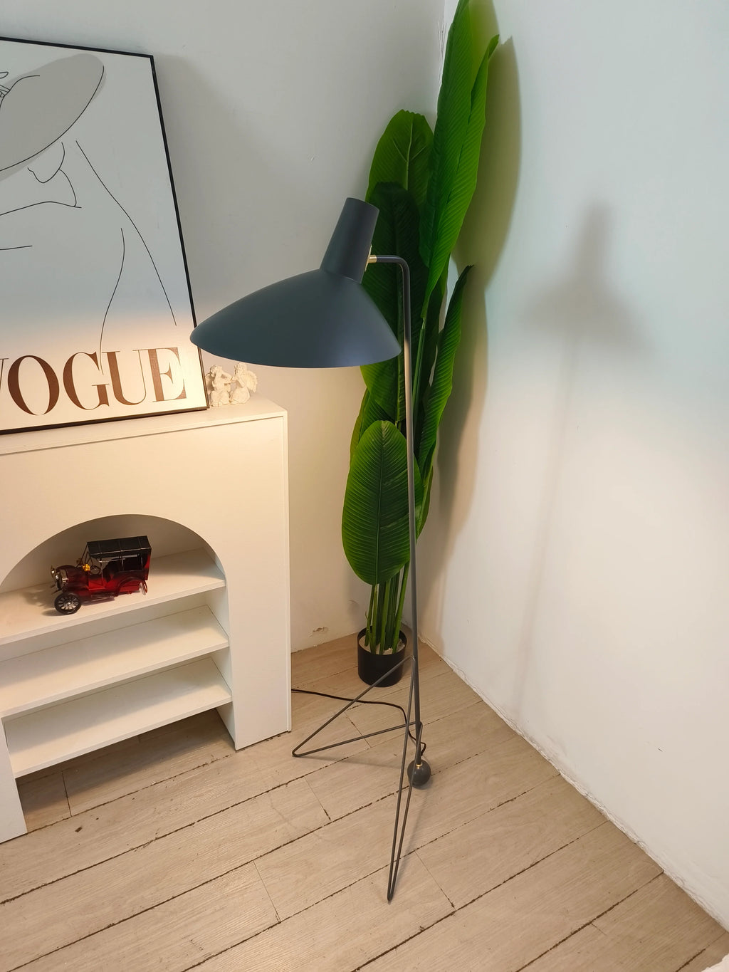 Tripod HM8 Floor Lamp