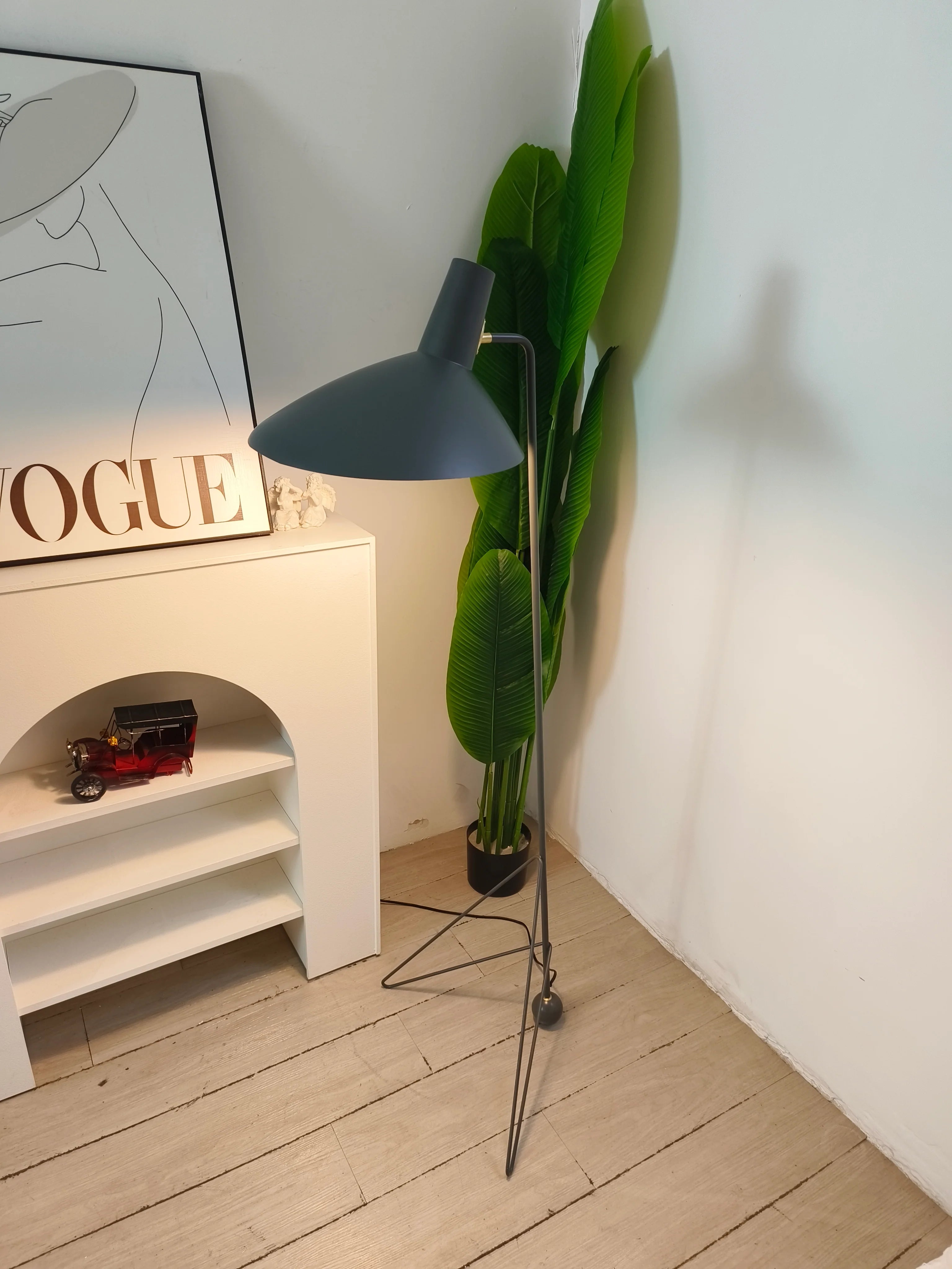 Tripod HM8 Floor Lamp
