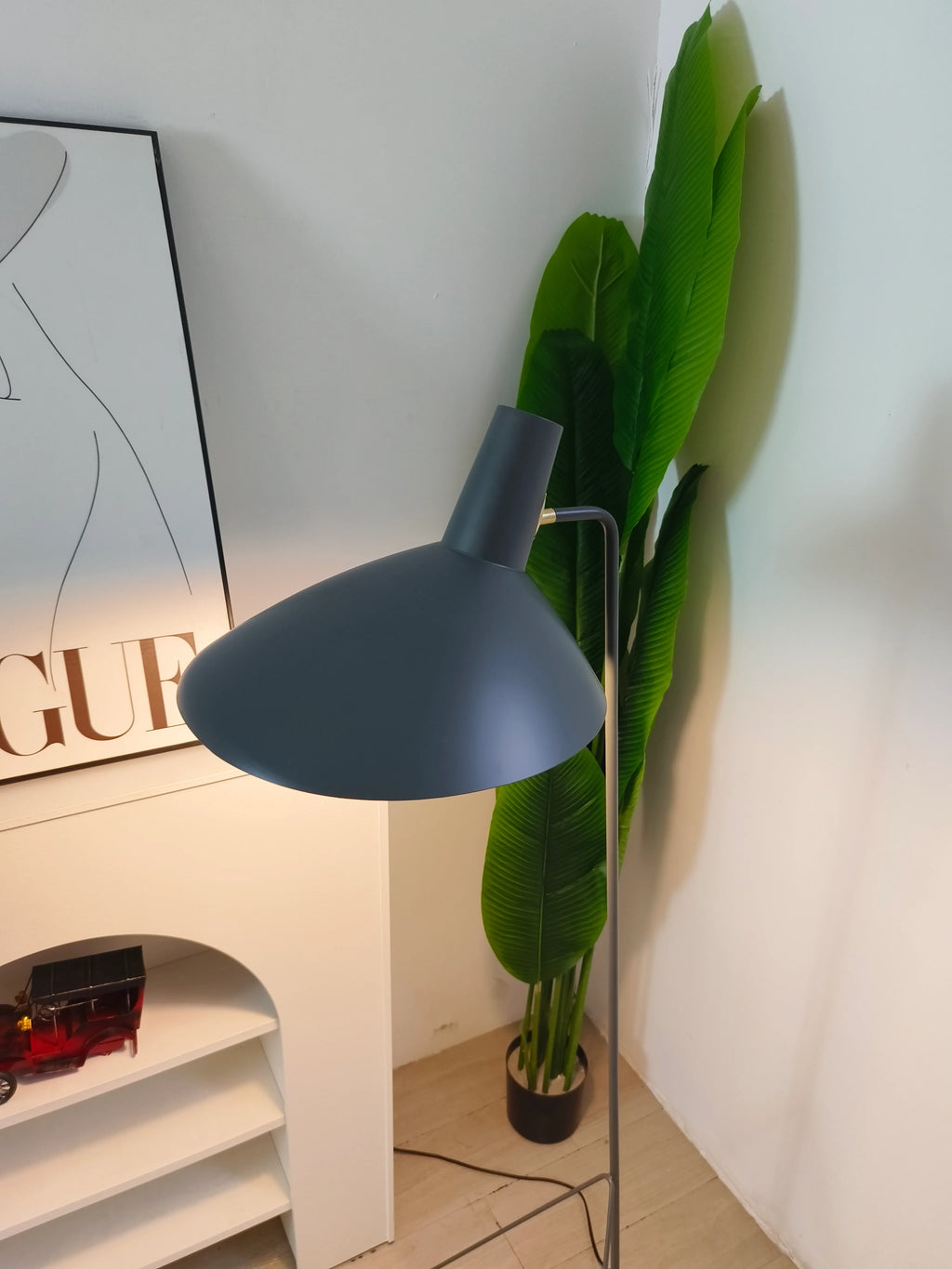 Tripod HM8 Floor Lamp