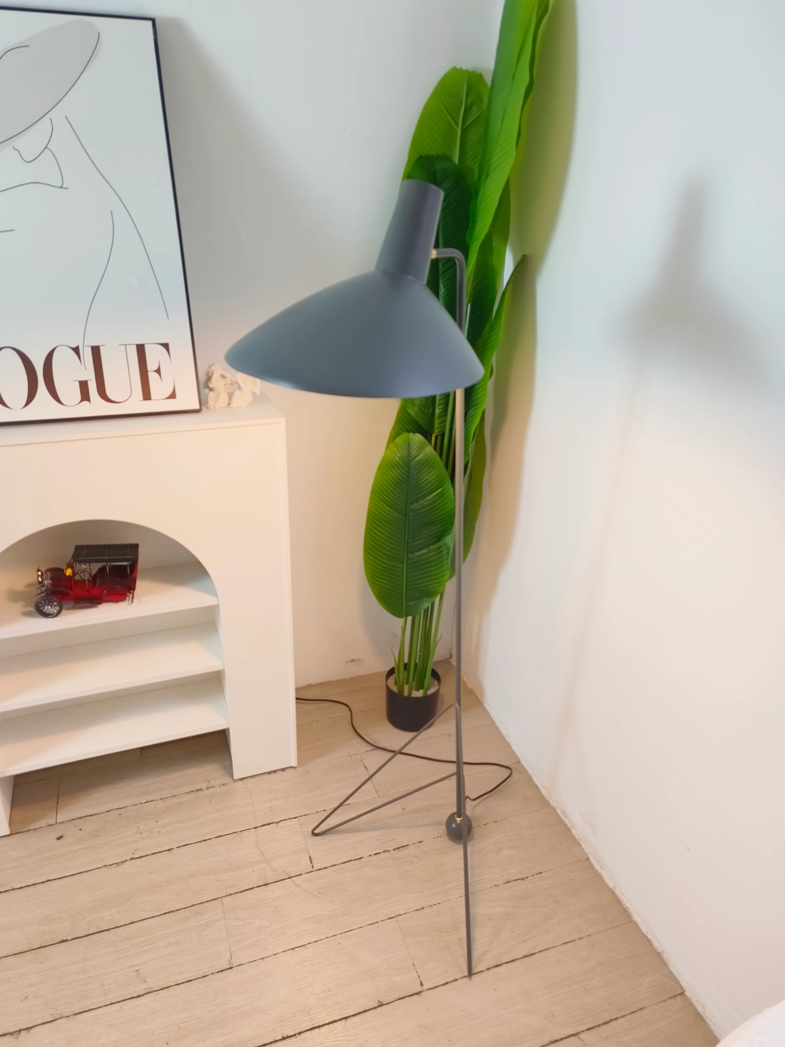 Tripod HM8 Floor Lamp