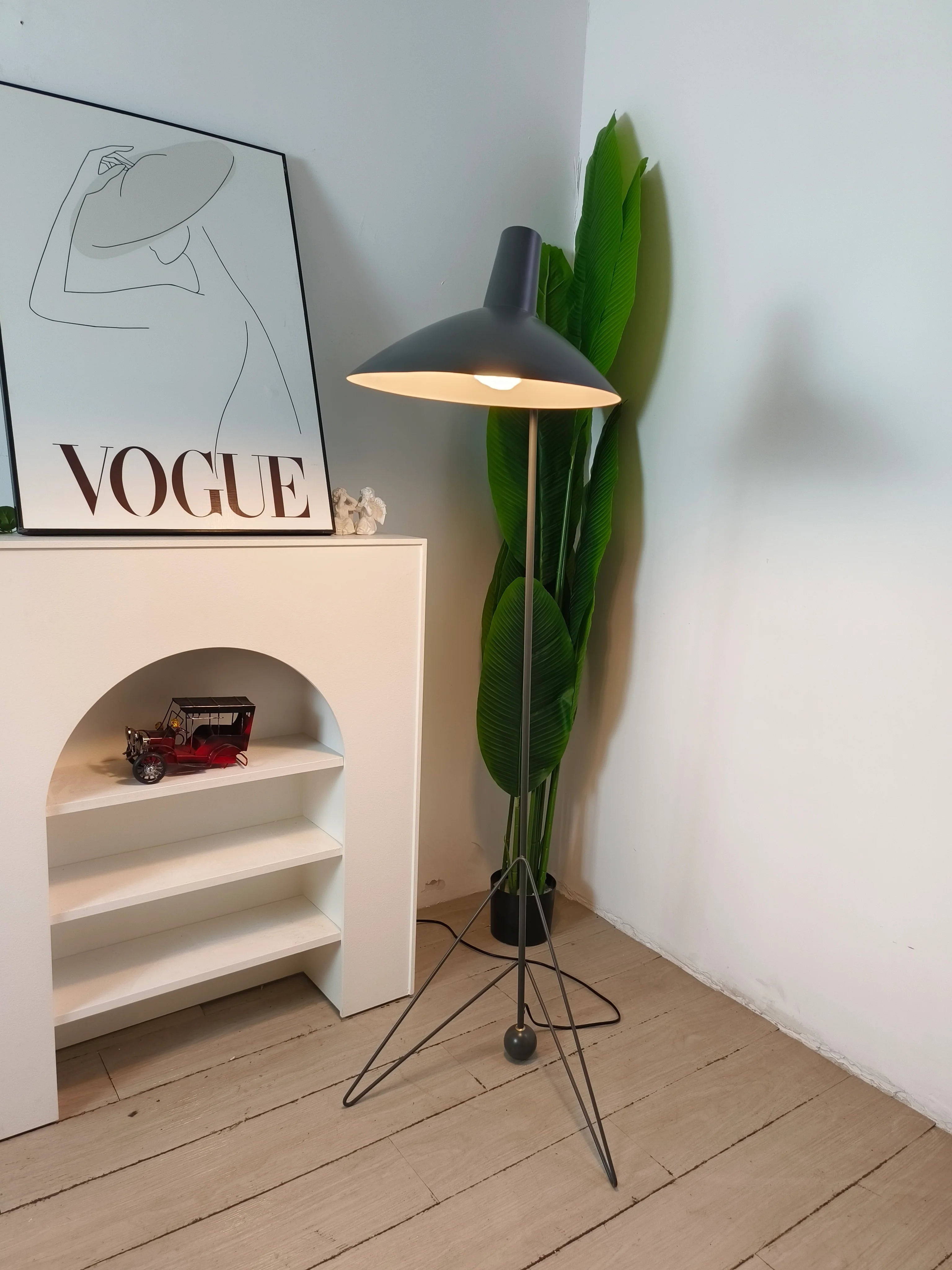 Tripod HM8 Floor Lamp
