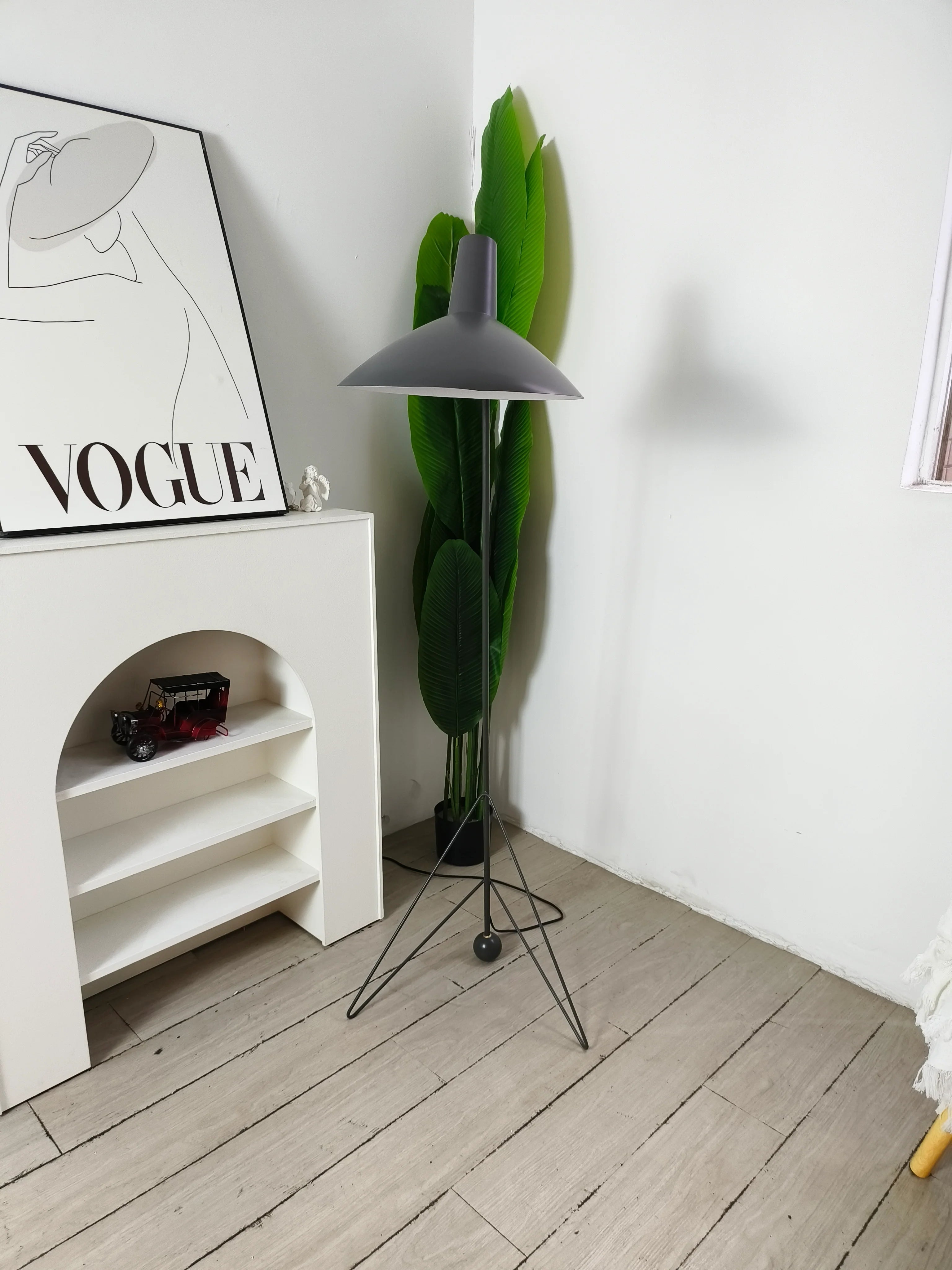 Tripod HM8 Floor Lamp