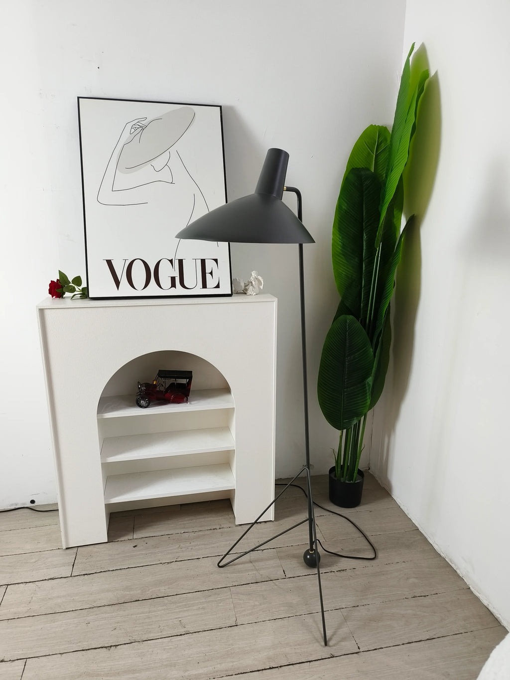 Tripod HM8 Floor Lamp