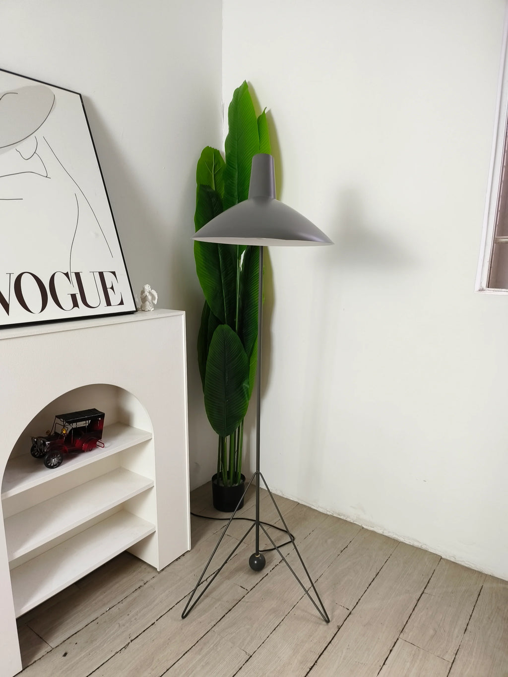 Tripod HM8 Floor Lamp