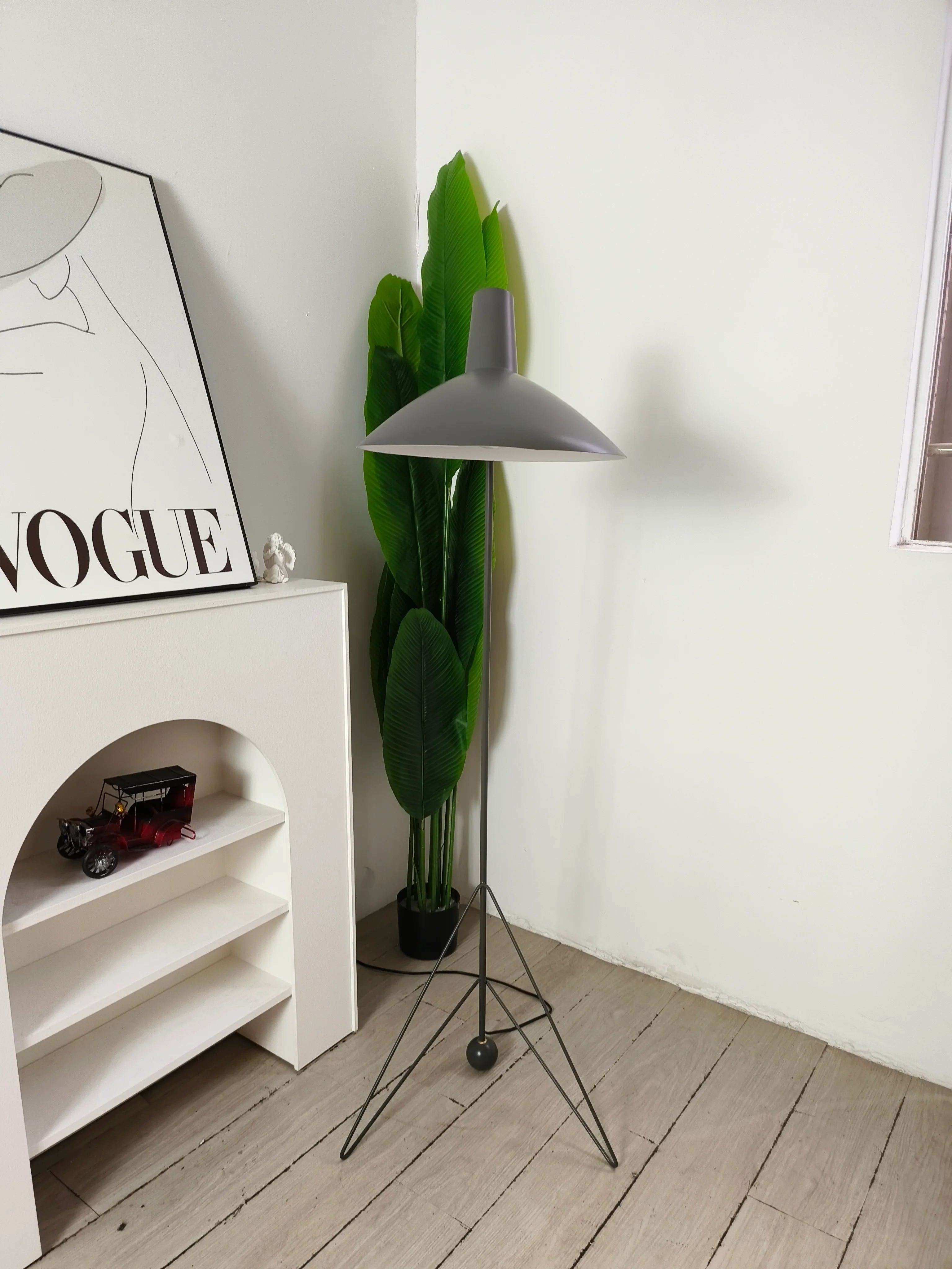 Tripod HM8 Floor Lamp