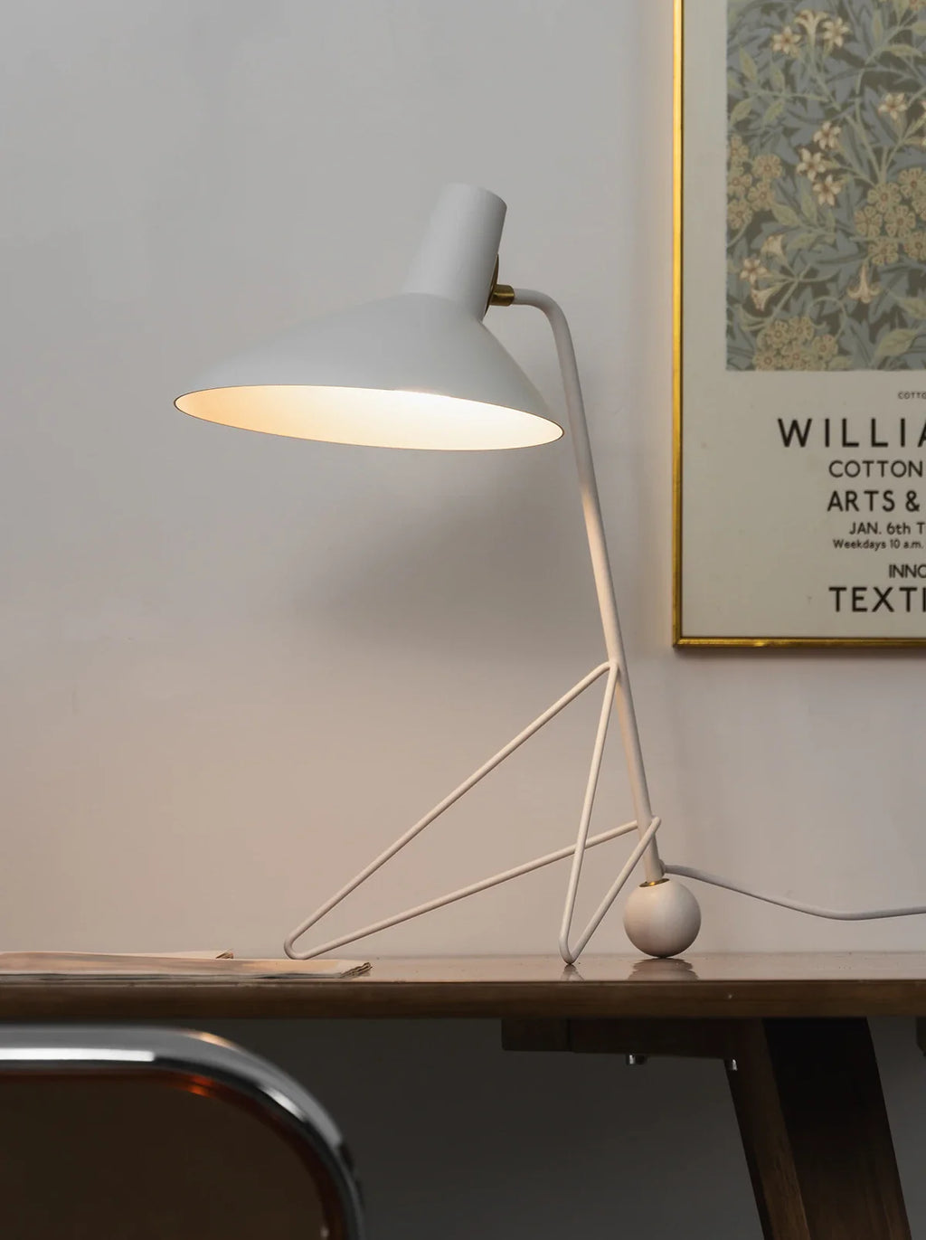 Tripod HM9 Simple Table Lamp